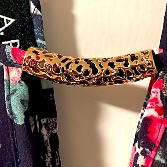 A. Byer floral cold open 3/4 sleeve keyhole neck and back w gold metal detail M - Picture 5 of 12